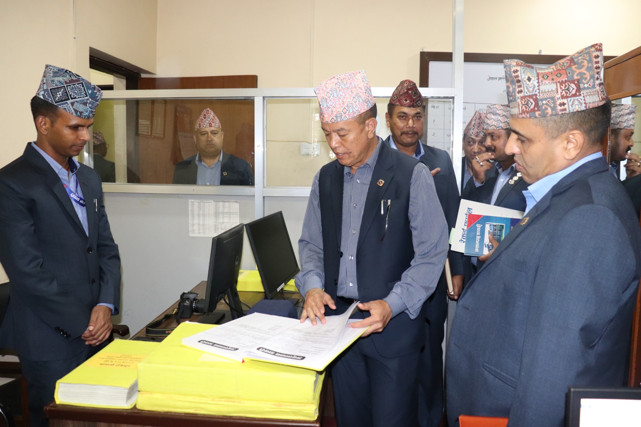 केन्द्रीय अनुसन्धान ब्युरोका प्रमुख प्र.अ.म.नि. चन्द्रकुवेर खापुङज्यूले शाखाको निरीक्षण गर्नु हुदैं