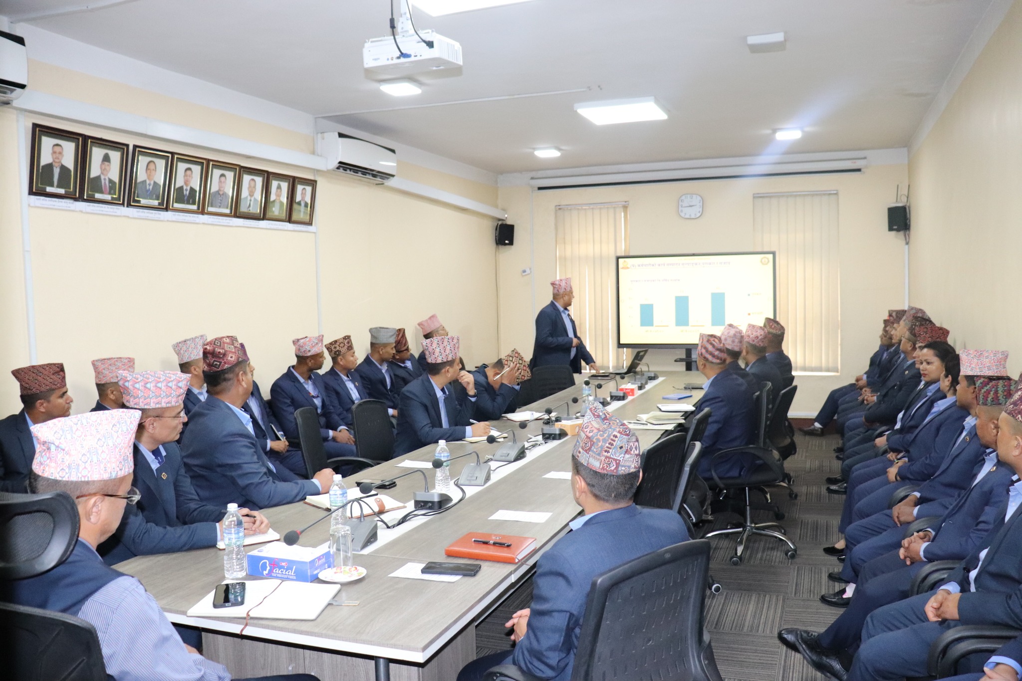 केन्द्रीय अनुसन्धान ब्युरोका प्रमुख प्र.अ.म.नि. चन्द्रकुवेर खापुङज्यूलाई ब्युरोको वारेमा प्रस्तुतिकरण दिनु हुदैं