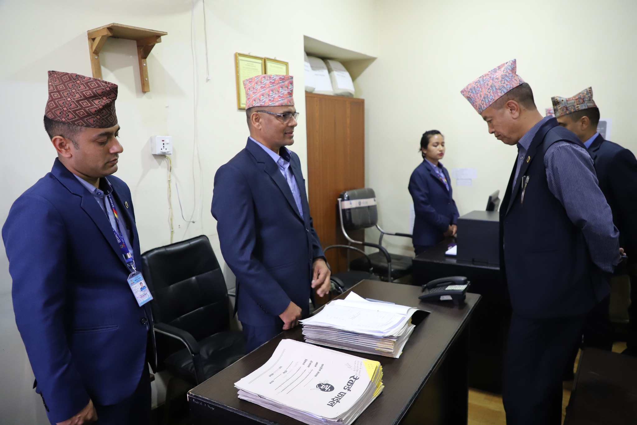 केन्द्रीय अनुसन्धान ब्युरोका प्रमुख प्र.अ.म.नि. चन्द्रकुवेर खापुङज्यूले शाखाको निरीक्षण गर्नु हुदैं१