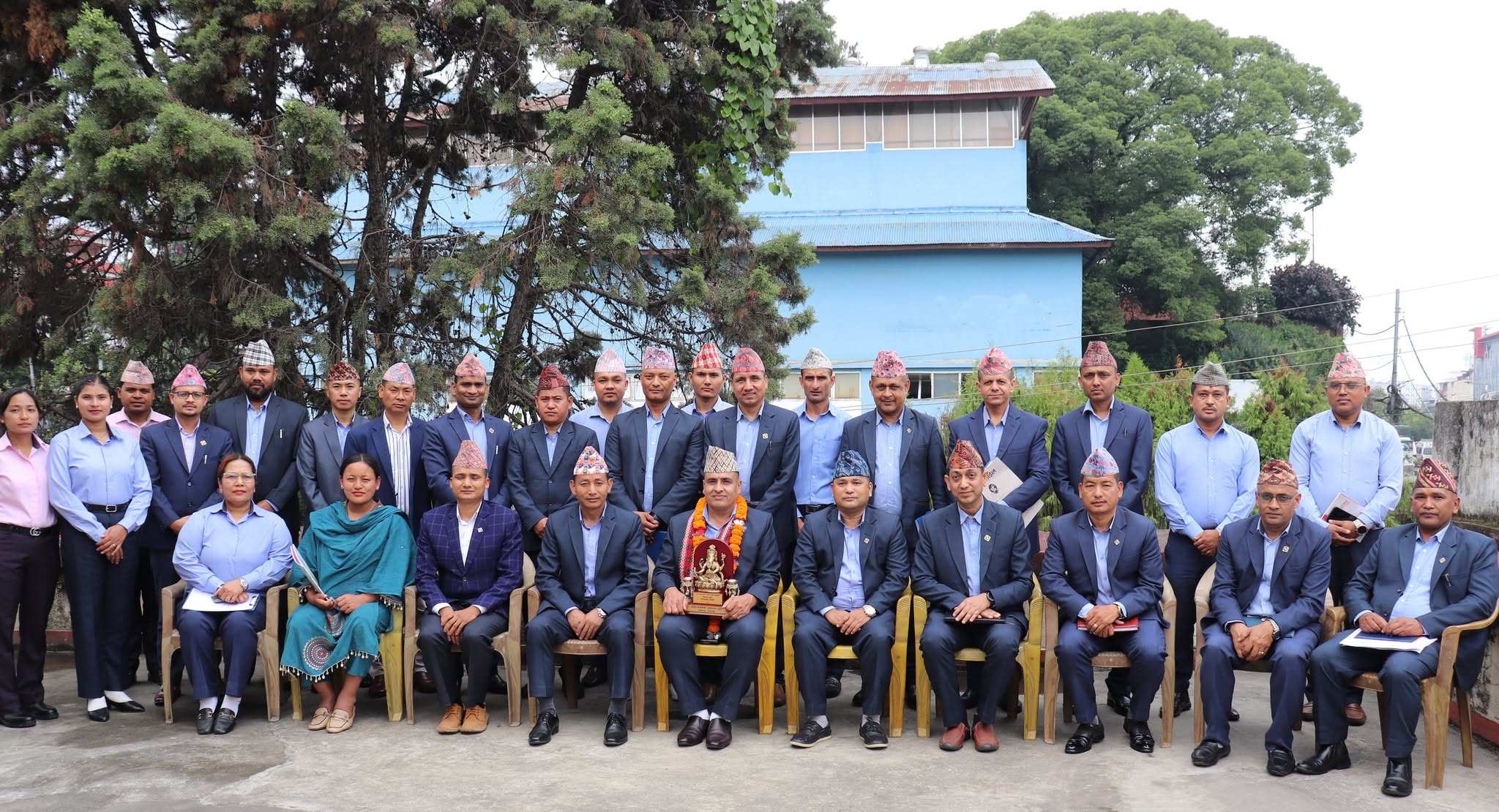 प्र.ब.उ. कृष्ण प्रसाद पगेनीज्यूलाई यस ब्युरोका प्रमुख प्र.ब.उ. नकुल पोखरेलज्यूले मायाको चिनो प्रदान गरी बिदाई गर्नु भएको । मिति २०८३।०।२।२७ गते ।